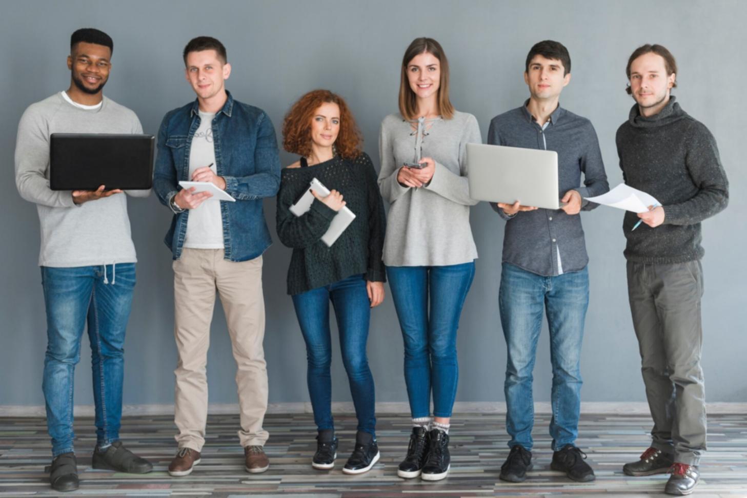 Beratungsgespräch am Schreibtisch mit Finanzunterlagen